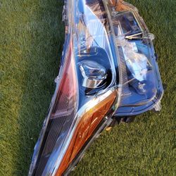 Toyota Prius Right Passenger Side Headlight 