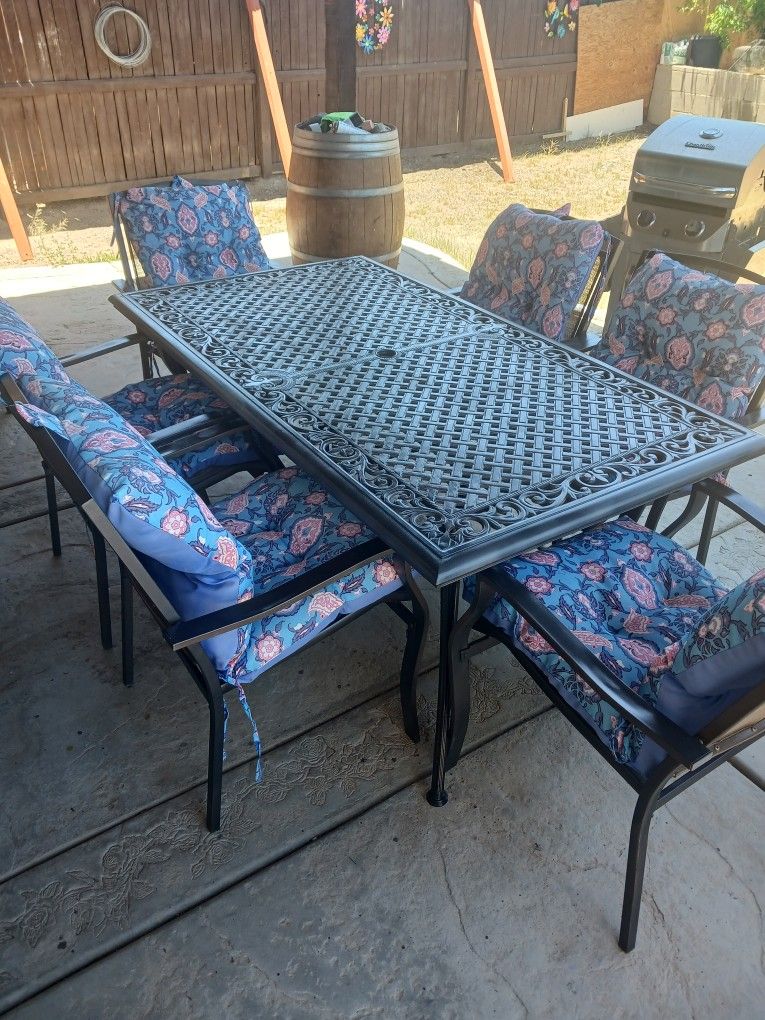 Out Door Table And Chairs