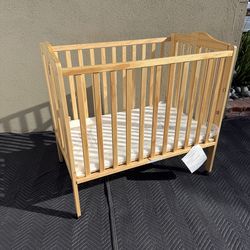 Portable Crib/ Baby/ Nursery/ furniture/ Crib/ New