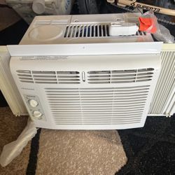 Fridgeaire FFRA0511Q1 5000 BTU Window Air Conditioner Excellent Condition Was $160