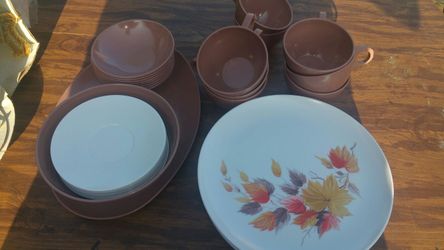 VINTAGE PLASTIC PLATE SET