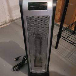 Lasko  Oscillating  Heater With Remote