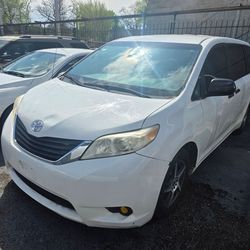 2012 Toyota sienna 3rd seat extra limpia