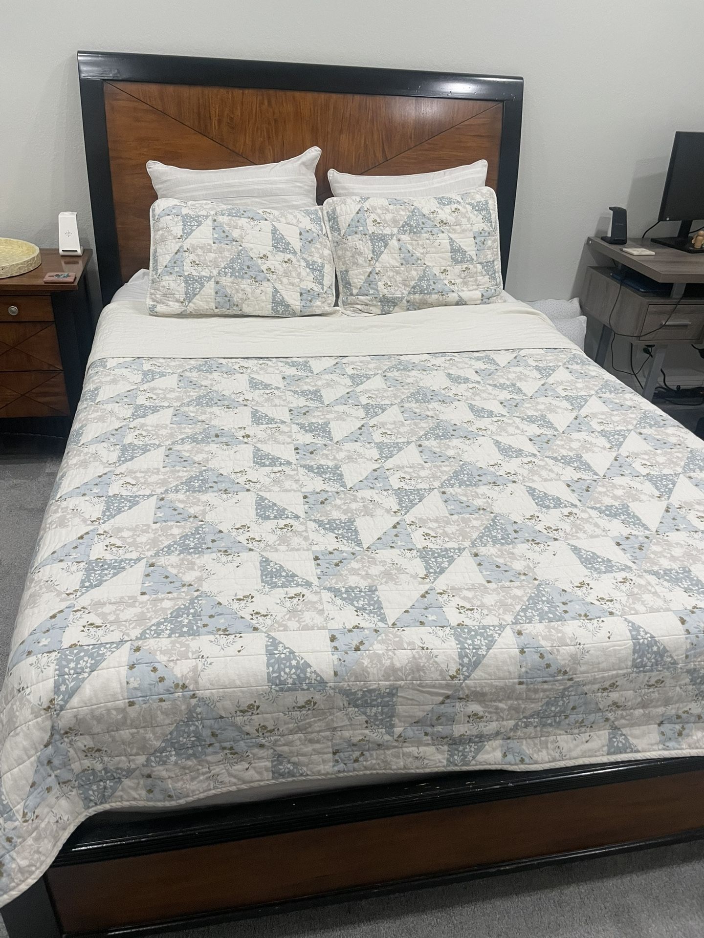 Queen Bedroom Set With Memory Foam Matress