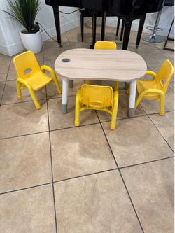 Beautiful Elegant table and chairs!! For kids