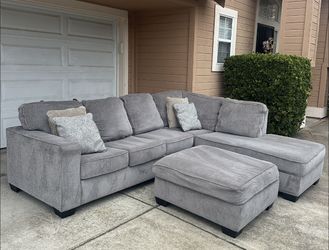 Comfy Ashley Sectional Couch/Sofa | FREE DELIVERY