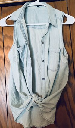 Cute light denim top with pockets ... wear with tie or open or button ... perfect with jeans and bootie shoes