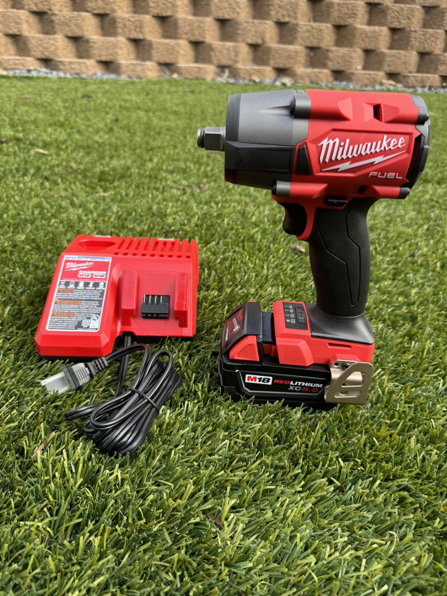 Milwaukee M18 FUEL GEN-2 18V Lithium-Ion Brushless Cordless Mid Torque 1/2 in. Impact Wrench F Ring w/5.0Ah Starter Kit