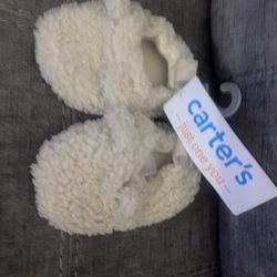 NWT Unisex Carters Slippers (size 0-3 months)