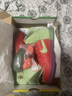 NIKE SB DUNK STRAWBERRY COUGH Size 10