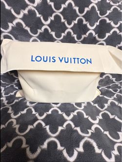 LV BAG FOR WOMENS (not real but good for fashion) SELLING CHEAP AND SHIPPING ONLY ILL PROVIDE WITH TRACKING NUMBER