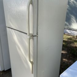 GE TOP FREEZER REFRIGERATOR ( (DELIVERY AVAILABLE)