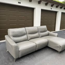 Sofa/Couch Sectional - LIKE NEW -  Leather - Delivery Available 🚛