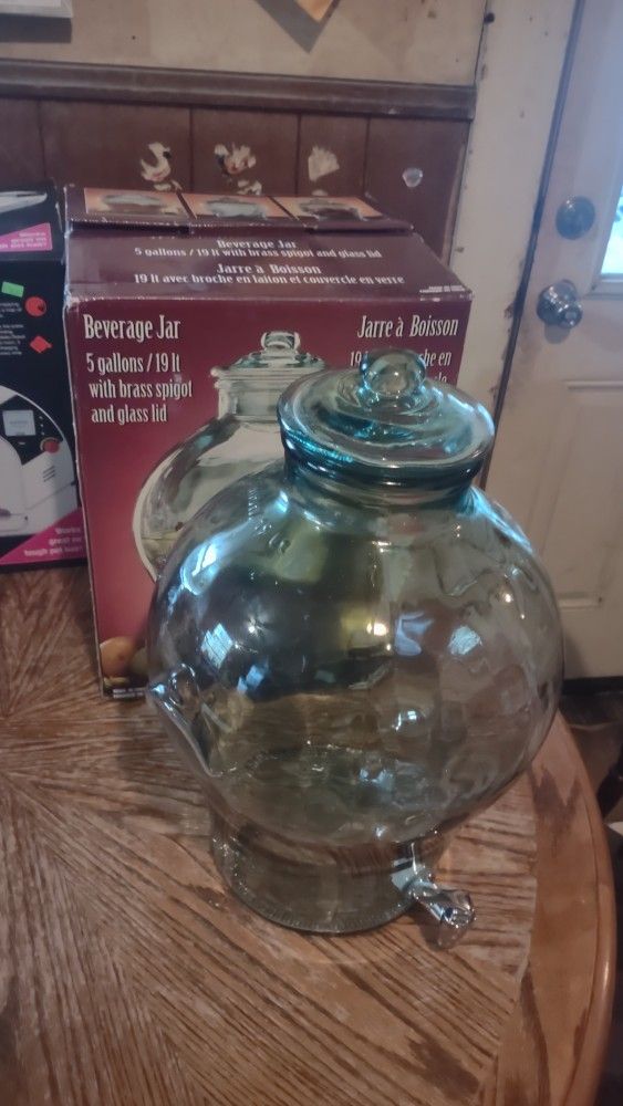 Glass 5 Gallon Beverage Sun Tea Jar with Brass Spigot And Glass Lid for Sale in Warren, OH OfferUp