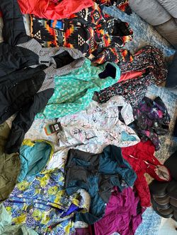 Women’s SMALL winter coats/snowboard/ski coats -plus all gear Burton / Columbia/ Roxy/ BoulderGear