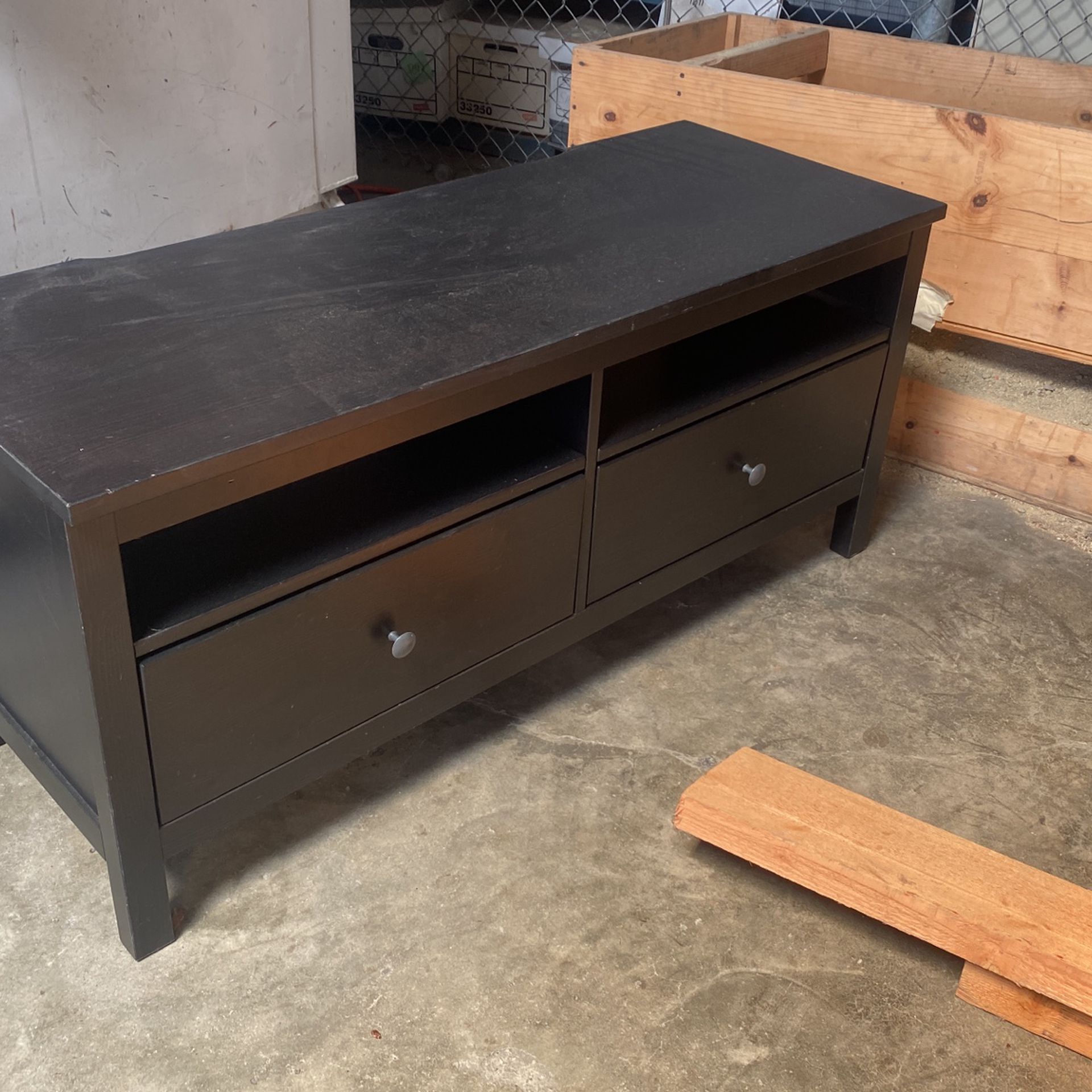 TV Stand Like New 2ff High X4 1/2ft  Wide