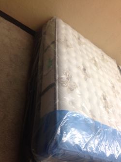 Stearns and foster. 560 the set comes With box spring. Brand new. Sealed manufacture bag. Medium firm. 12 inches thick