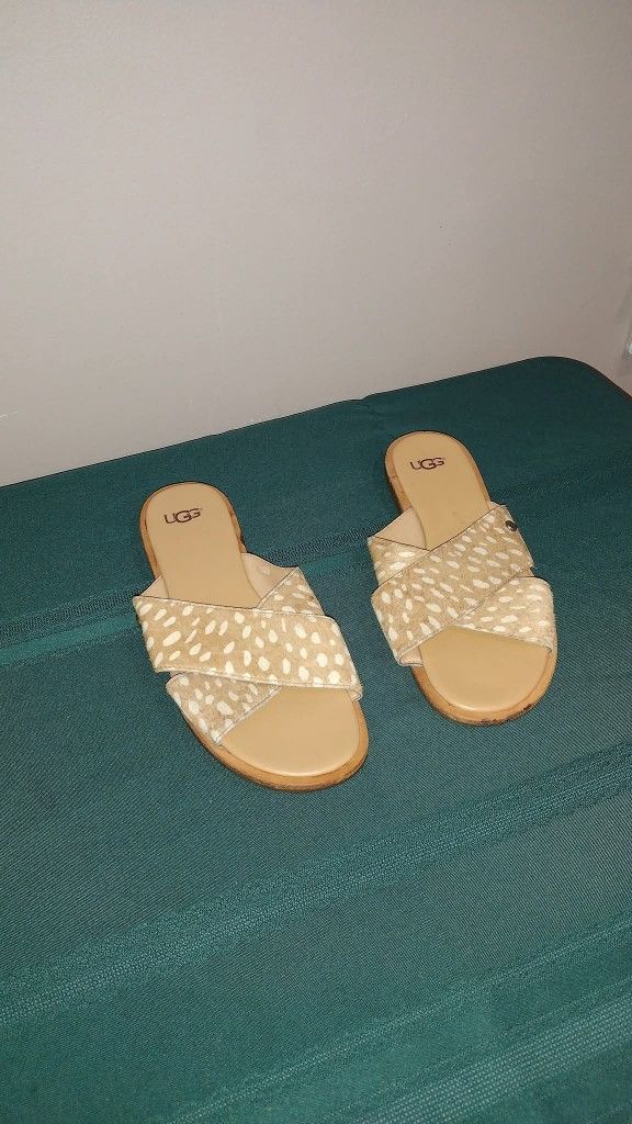 UGG WOMEN SANDALS SIZE 7