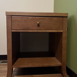 BEAUTIFUL SOLID OAK SIDE TABLE WITH A DRAWER