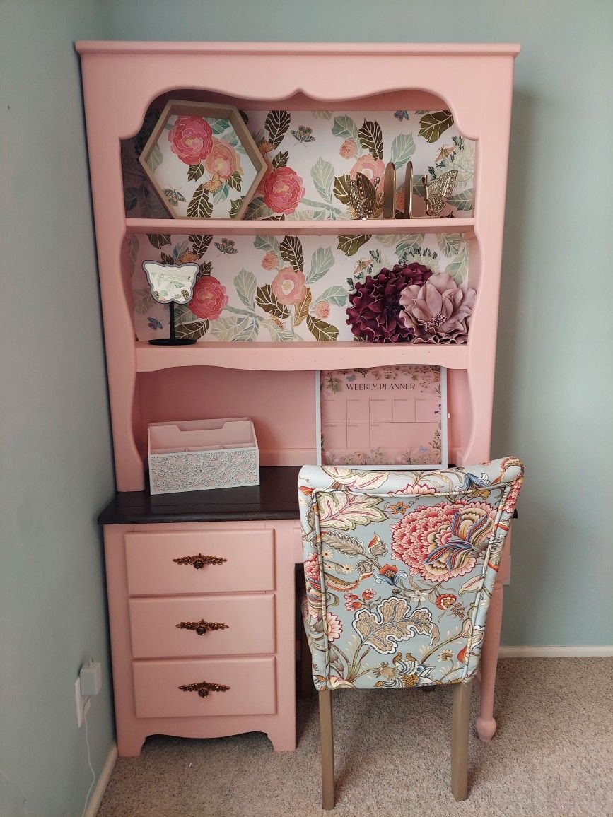 Girls Desk and Accessories