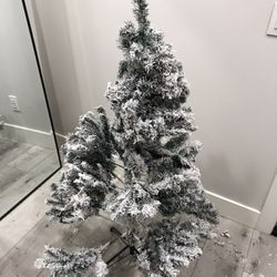 4.5FT Artificial Hinged Christmas Tree Snow Flocked Pine Tree w/400 Tips and Foldable Base New!