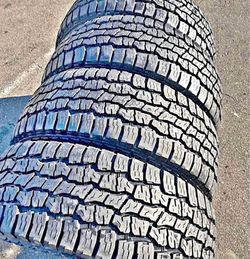 275/55/20 Open Ranger Set de Tires. Com 70% de vids las 4