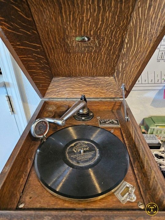 Victor Talking Machine Victrola VV-VIII Counter Top Phonograph W/lots Of Victrola Records!