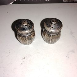 SALT AND PEPPER SHAKER SET