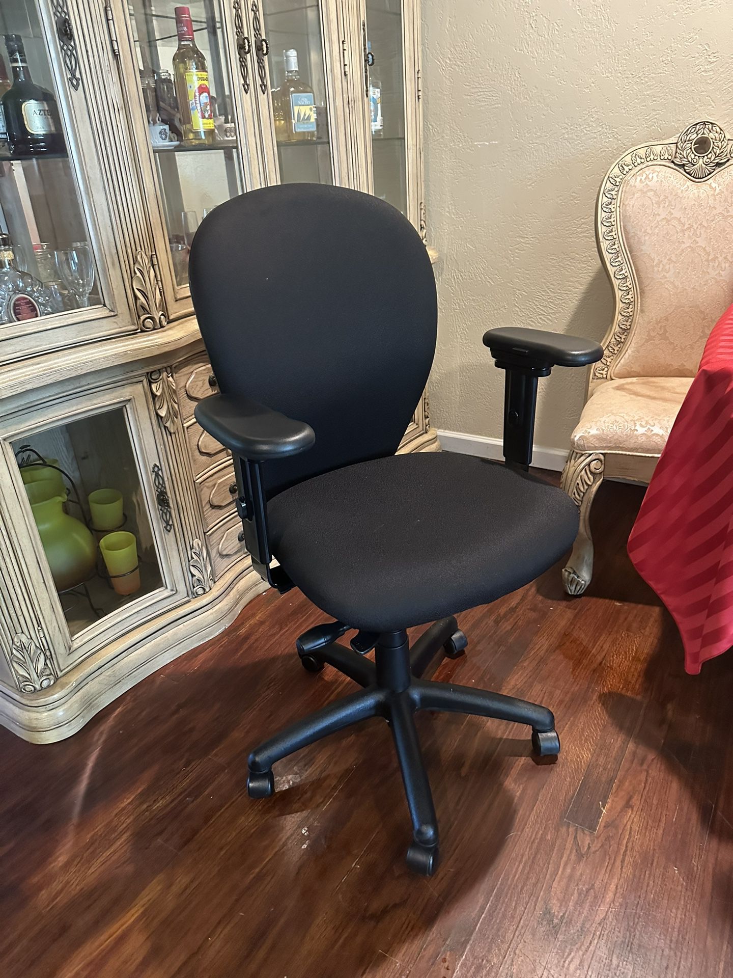 National executive office Chair 6 Available Like New  High Brands  Fully Ajustable 