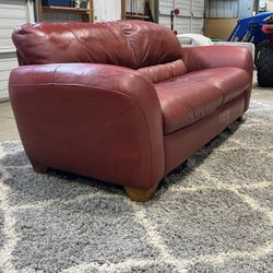 🛋️ Red Leather Couch – Excellent Condition!