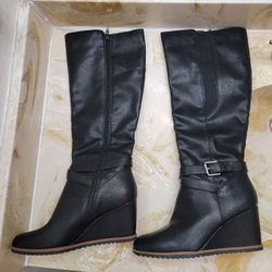 WOMEN'S BOOTS SIZE 8