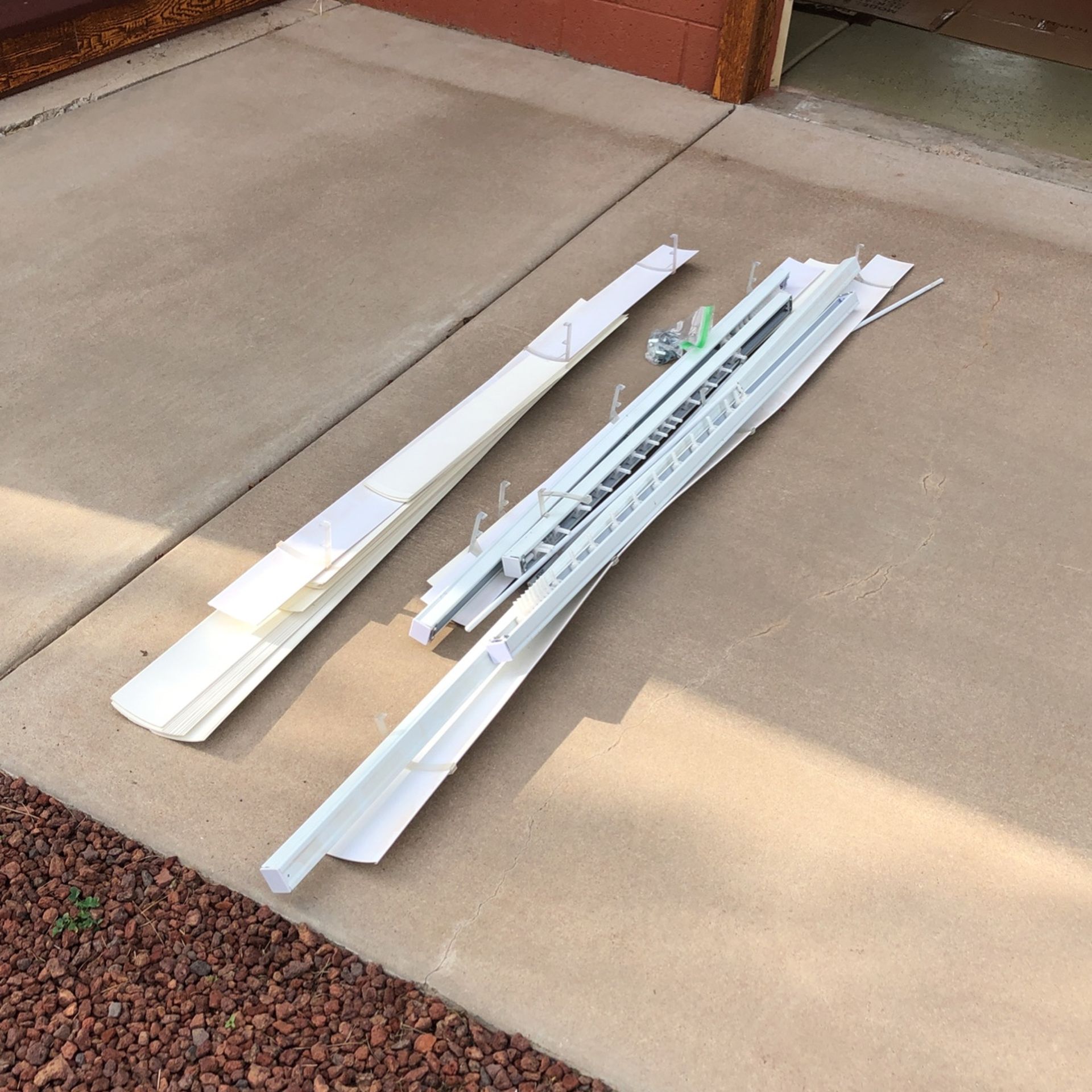Assorted Levolor blinds