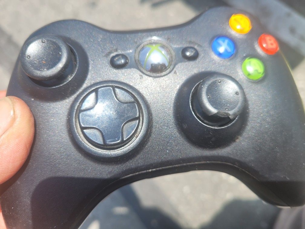 2 XBOX 360 REMOTE CONTROLLER MICROSOFT ORIGINAL BLACK WITH RECHARGEABLE BATTERY AN CHARGER BASE Electronics & Media