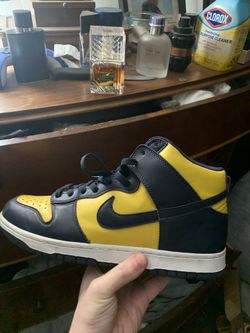 Michigan Dunks (high top) Size 11