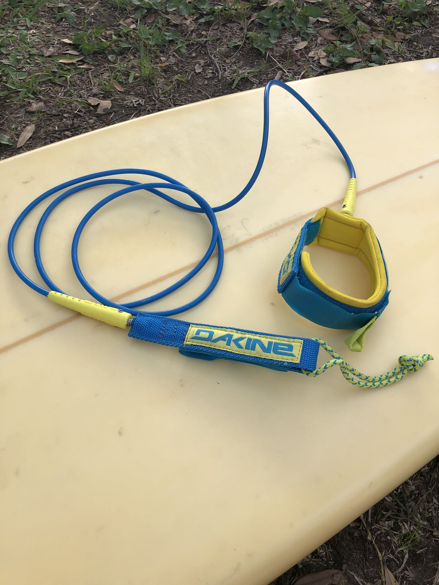 Dakine 6’ surf leash and wax + fin key