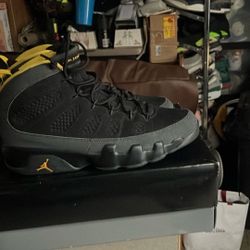 Air Jordan Retro 9 Black/University Gold