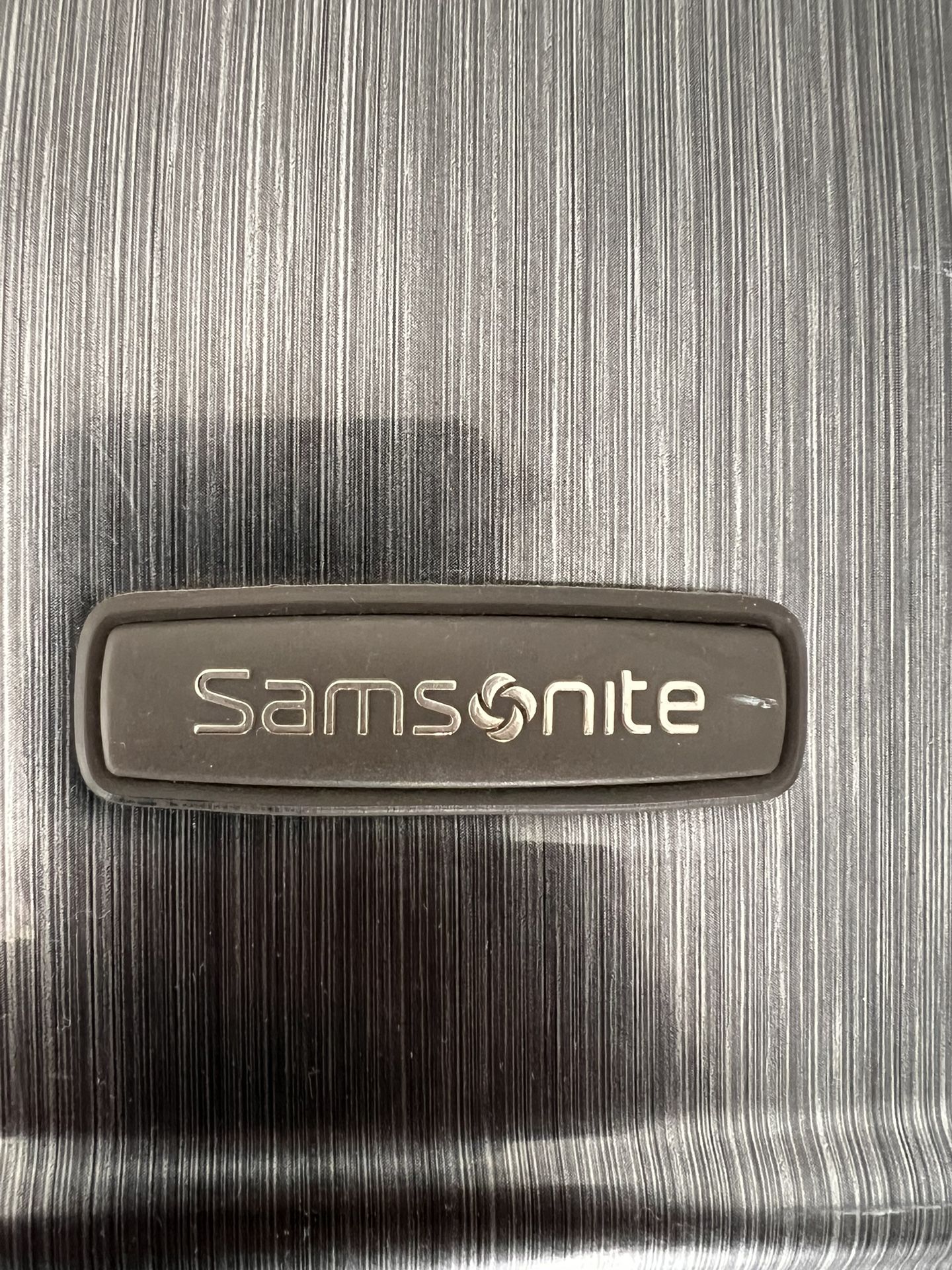 Samsonite Winfield 20" Spinner suitcase in Brushed Anthracite.