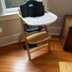 Abiie Beyond high Chair