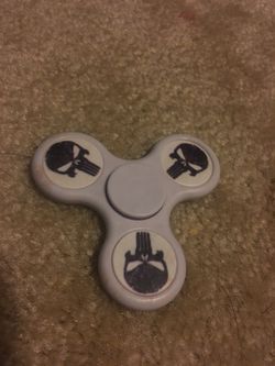 Punisher logo fidget spinner (dusty white background)