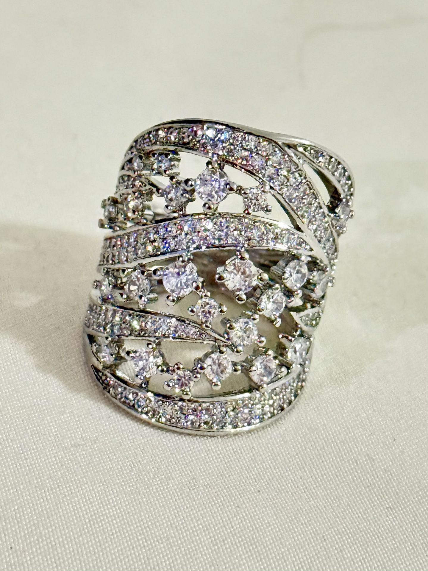 NWOT Antique Design Silver Tone brilliant Cut CZ Fashion Cocktail ring in 7