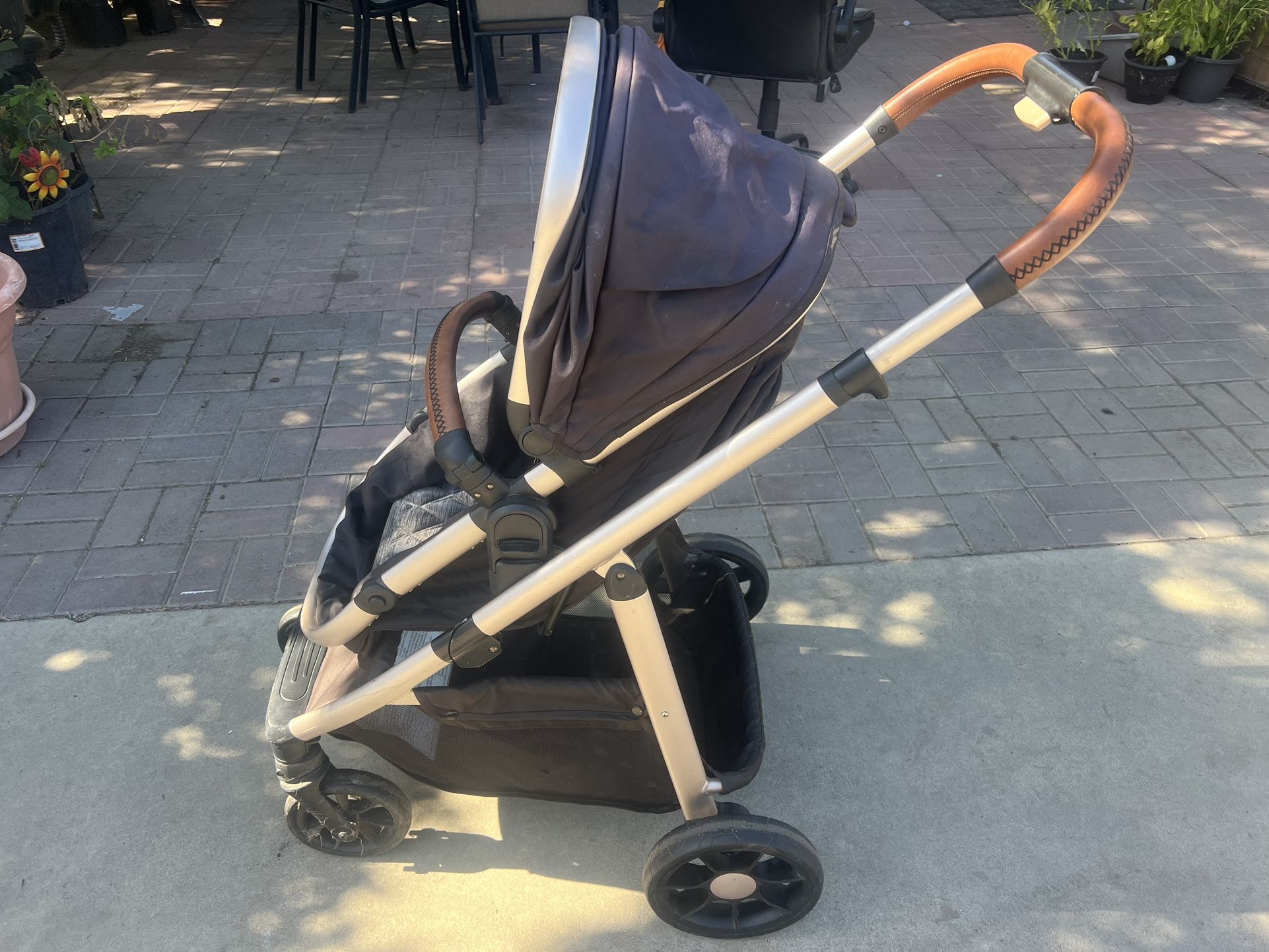 Monbebe 6-in-1 Stroller – Black & Gold – 100$ OBO