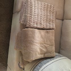 Selling 4 100% Cotton Towels