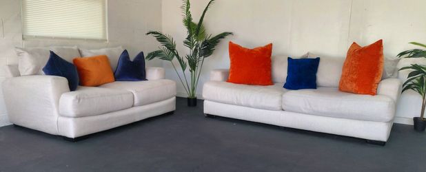 FREE DELIVERY!!!!
Ashley Furniture: Stunning Creamy 2 Piece Couch Set!!!