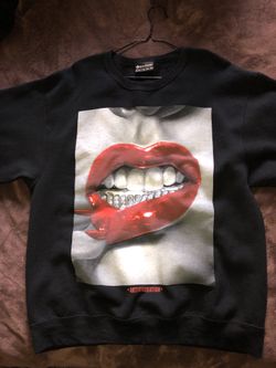 Red lips crew neck