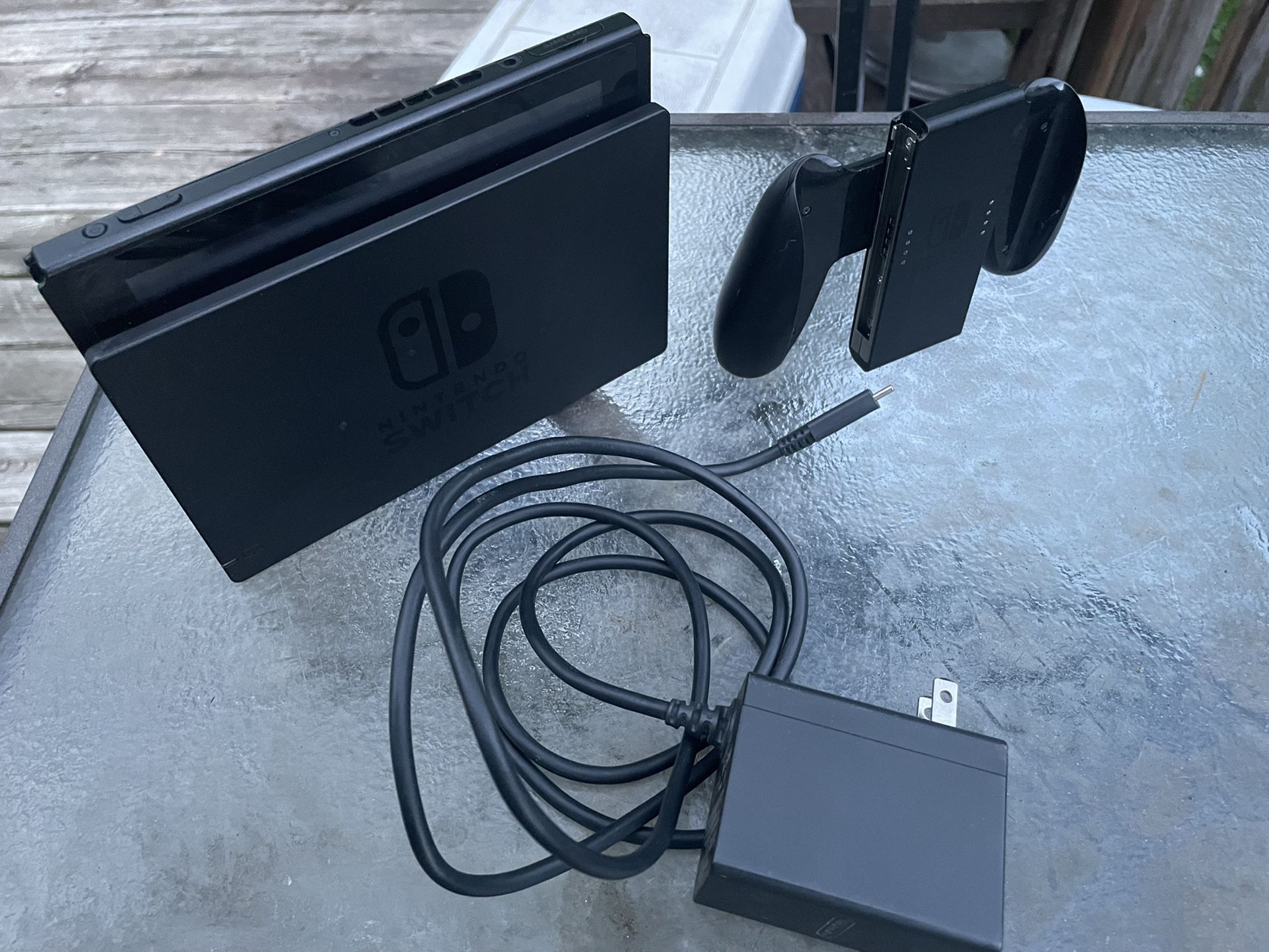 Nintendo Switch + Dock + Joy-Con  Grip + Adapter 