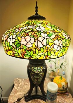 LARGE BEAUTIFUL Tiffany-Style Stained Glass Table Lamp