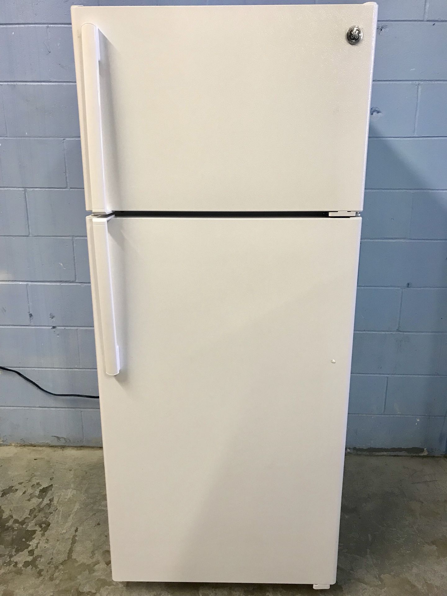 White GE 18 Cubic Foot Refrigerator Brand New