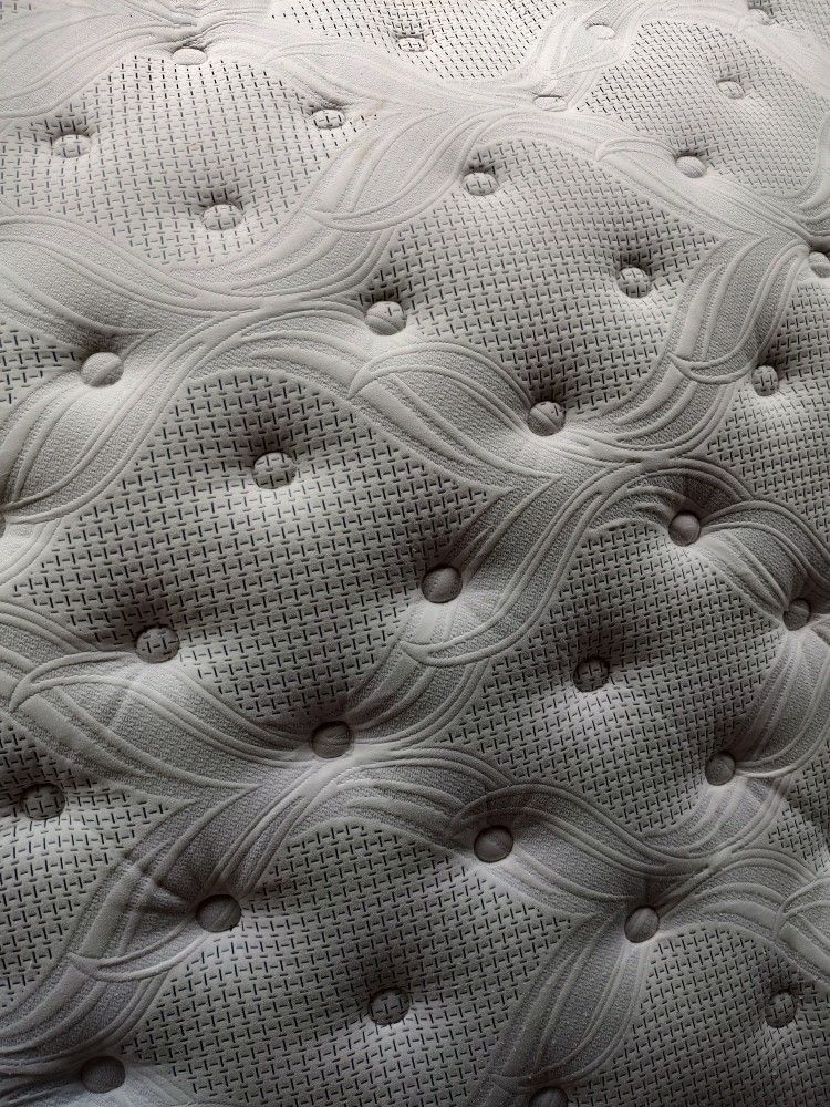 Super Nice Never Used Queen Beautyrest Platinum Super Pillow Top Mattress