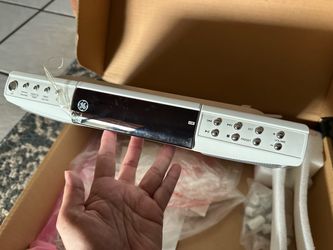 GE Slim Spacemaker Under Cabinet CD Player Radio (Model 7-5350A)