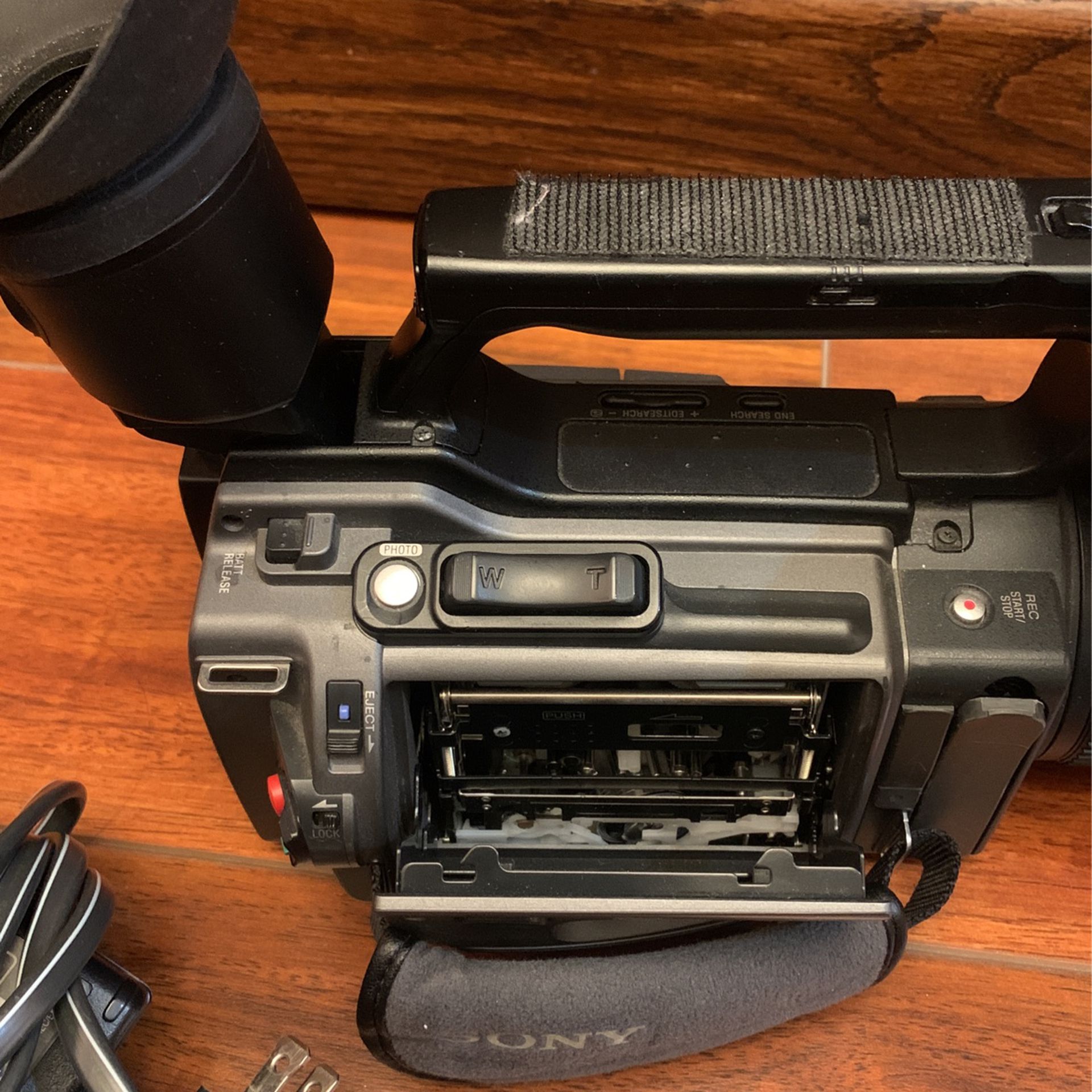 Sony DSR   PD x Professional Camcorder with VCL HG Sony